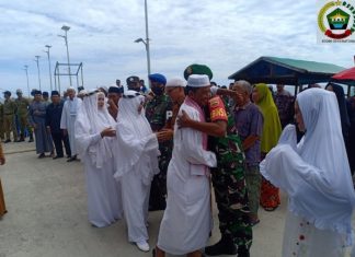 Personil Koramil 05/Midai Lakukan Pengamanan dan Sambut Jamaah Haji di Pelabuhan