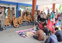 Sambil Lesehan, Sekda Bintan Berdialog Terima Aspirasi Aliansi Cipayung Plus Tanjungpinang-Bintan