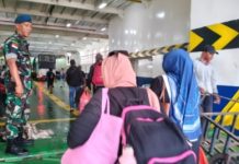 Babinterau Lanud Raden Sadjad Natuna Amankan Kedatangan Kapal di Pelabuhan Ranai