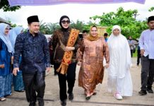 Bupati Bengkalis Dampingi Anggota DPR RI Dewi Juliani Serahkan Bantuan Sembako dan Pompanisasi di Kecamatan Pinggir