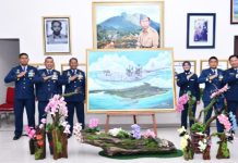 Momen HUT ke-80 TNI AU, Danlanud RSA Serahkan Lukisan Natuna Bernuansa Dirgantara