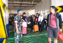 Babinterau Lanud RSA Natuna Amankan Arus Penumpang Kapal RoRo di Pelabuhan